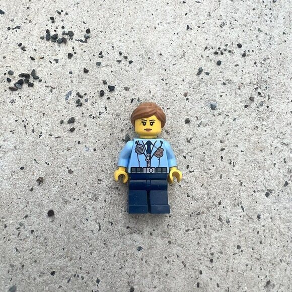 LEGO City: Police Woman - Character Figure - Picture 1 of 2